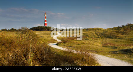 Chemin menant à travers les dunes en direction de vuurtoren, phare de Ameland Banque D'Images