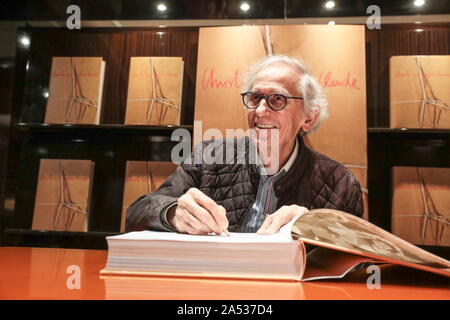 Signature de LIVRE AVEC CHRISTO TASCHEN PARIS Banque D'Images