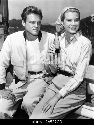 GRACE KELLY Coca-Cola potable sur place avec John Ericson sur le plateau entre les scènes de tournage 1954 FEU VERT franc directeur Andrew Marton Metro Goldwyn Mayer Banque D'Images