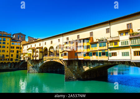 Le Ponte Vecchio ou Vieux Pont sur l'Arno à Florence, Italie. Arch bridge avec les bijoux et les boutiques d'art et bâtiments colorés est une destination touristique célèbre Banque D'Images