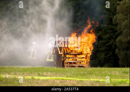 Allemagne, Niederstetten, Baden Wurtemberg. Septembre 2019. Exposition de jeunes pompiers feu lumière firemans Banque D'Images