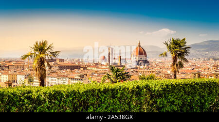 Florence, Italie : vue panoramique sur la vieille ville de Florence et les toits avec de célèbres attractions touristiques de la cathédrale Duomo de Santa Maria del Fiore, Clocher, Banque D'Images