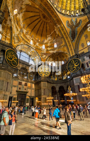 ISTANBUL Turquie Sainte-sophie touristes admirant les dômes INTÉRIEURS ET LES MURS Banque D'Images