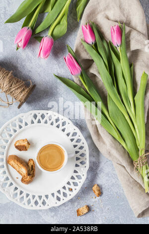 Belle tulipe rose avec une petite tasse de café expresso et quelques biscotti cookies. Si la vue d'en haut, vue laïcs. Il y a aussi un vi Banque D'Images