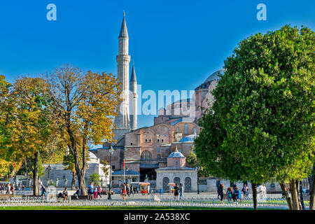 ISTANBUL Turquie Sainte-sophie le bâtiment et de minarets tôt le matin jusqu'à la fin de l'ÉTÉ AVEC LES TOURISTES SUR LA COUR Banque D'Images