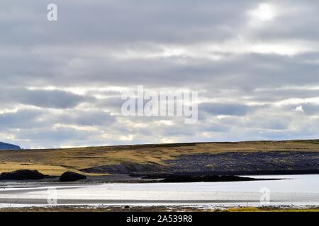 St John's, de l'Islande. Une section du littoral accidenté à distance, sur la péninsule de Reykjanes dans le sud de l'Islande près de St John's. Banque D'Images