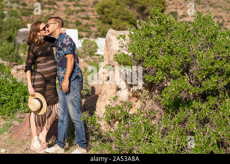 Happy young pregnant couple dans la nature Banque D'Images