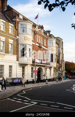 Le Dolphin Hotel à Southampton High Street remonte au moins à 1454 et était autrefois une auberge. C'est un bâtiment classé Grade II. Invités célèbres Banque D'Images
