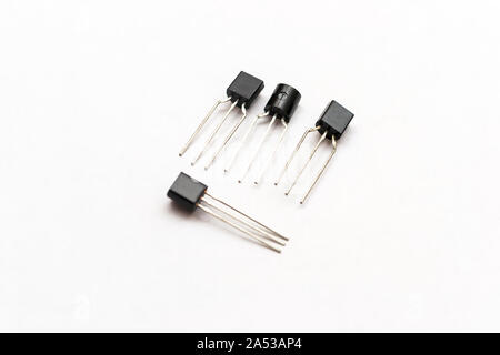 Pile de transistors de faible puissance dans le paquet d'-92 sur un fond blanc Banque D'Images