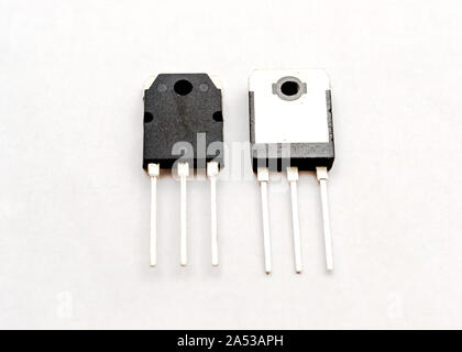 Transistor de puissance - paquet À-3P sur un fond blanc Banque D'Images