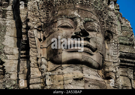 Visages de pierre ancienne de la culture asiatique, en temples abandonnés - Angkor Wat Banque D'Images