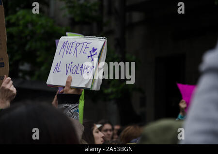 Mar del Plata, Buenos Aires, Argentine. 15-10-2016 La main de femme au milieu d'une manifestation pour les droits des femmes, dans la rue, avec un signe avec t Banque D'Images