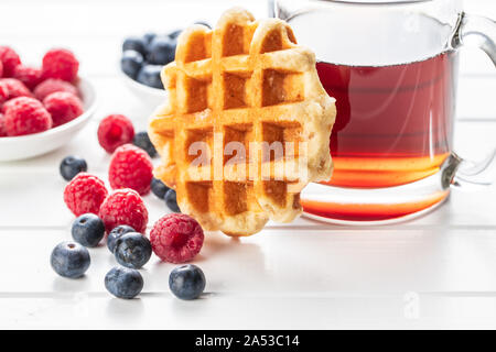 Gaufres aux bleuets et framboises. Gaufre et tasse de thé. Banque D'Images