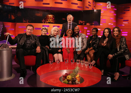 Graham Norton avec l'hôte (assis, de gauche à droite) Arnold Schwarzenegger, Linda Hamilton, Debbie Harry, Nadiya Hussain, DJ Spoony, Keisha Buchanan, Mutya Buena et Siobh‡n Donaghy, pendant le tournage de la Graham Norton Show à BBC Television Centre 6 Studioworks, Wood Lane, Londres, pour être diffusé sur BBC One le vendredi soir. Banque D'Images