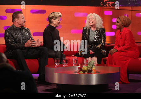 (De gauche à droite) Arnold Schwarzenegger, Linda Hamilton, Debbie Harry et Nadiya Hussain, pendant le tournage de la Graham Norton Show à BBC Television Centre 6 Studioworks, Wood Lane, Londres, pour être diffusé sur BBC One le vendredi soir. Banque D'Images