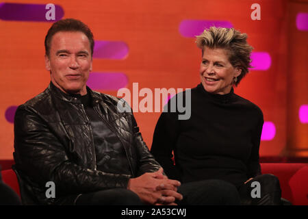 Arnold Schwarzenegger et Linda Hamilton pendant le tournage pour le Graham Norton Show à BBC Television Centre 6 Studioworks, Wood Lane, Londres, pour être diffusé sur BBC One le vendredi soir. Banque D'Images