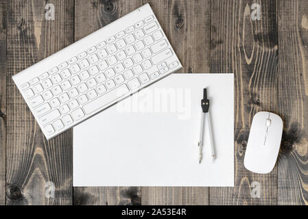 Mise à plat du clavier, souris, pc et de la boussole sur la surface en bois. Banque D'Images