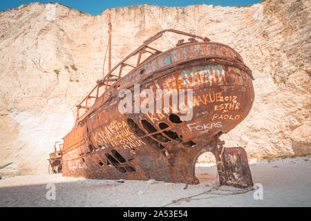 Close up of Ship Wreck Beach à la plage de Navagio. Le plus célèbre monument naturel de Zakynthos, île grecque dans la mer Ionienne. Banque D'Images