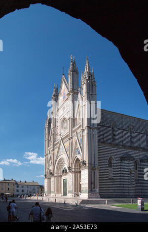 Gothique italien Cattedrale di Santa Maria Assunta (Cathédrale de l'Assomption de la Bienheureuse Vierge Marie) dans le centre historique d'Orvieto, Ombrie, Italie. Au Banque D'Images