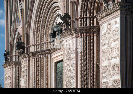 Gothique italien Cattedrale di Santa Maria Assunta (Cathédrale de l'Assomption de la Bienheureuse Vierge Marie) dans le centre historique d'Orvieto, Ombrie, Italie. Au Banque D'Images