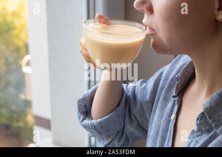 Young caucasian woman une tasse de thé au lait masala le matin Banque D'Images