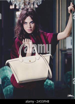 Affiche publicitaire de Longchamp maison de la mode avec Alexa Chung en version papier du magazine de l'année 2014, une publicité, une publicité à partir d'Longchamp créatifs 2010s Banque D'Images