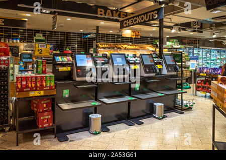 Certains distributeurs automatiques dans un supermarché. Melbourne, Victoria Australie. Banque D'Images