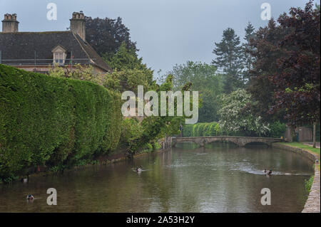 Passerelle en pierre de l'autre côté de la rivière Windrush en Bourton-on-the-water, également connu comme la Venise du Cotswolds - Gloucestershire - Angleterre - Royaume-Uni Banque D'Images