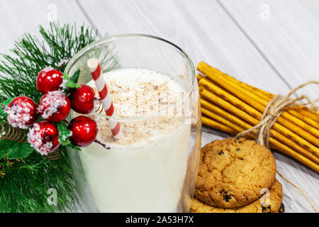 Composition avec biscuits de Noël et lait sur fond blanc Banque D'Images