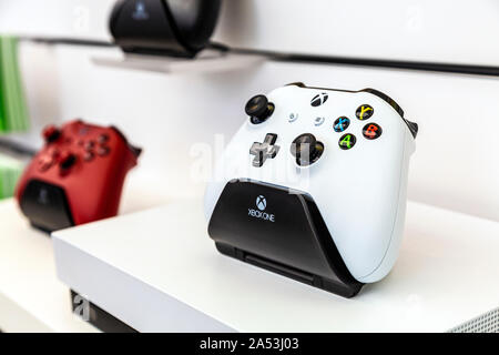 Un contrôleur sans fil Xbox sur le Microsoft Store à Oxford Circus, Londres, UK Banque D'Images