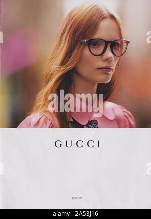 Affiche publicitaire GUCCI maison de mode dans le magazine papier de 2016 ans, publicité, publicité créative GUCCI 2010 Banque D'Images