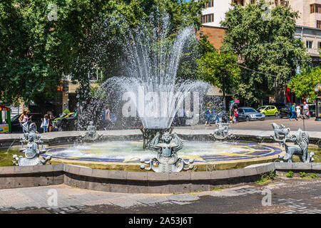 L'Asie de l'Ouest. L'Eurasie. Caucase du Sud. République d'Arménie. Erevan. 16 août, 2018. Fontaine à Place Charles Aznavour. Banque D'Images