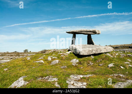 Cairn de Poulnabrone portal ou tombeau est le plus ancien monument mégalithique d'Irlande. Banque D'Images