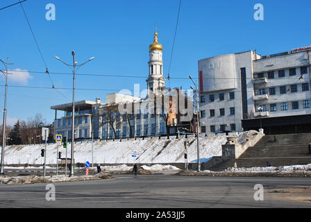 Clocher de l'assomption ou Dormition Cathédrale de Kharkiv, Ukraine, vue depuis la rue en face de Kharkiv génie ukrainien de l'Académie pédagogique Banque D'Images