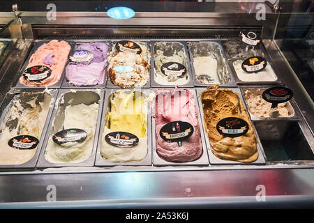 Potons de parfums de glaces colorés avec étiquettes en vitrine de la crèmerie Nossi-Be, Bilbao, Espagne Banque D'Images