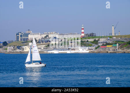 Un yacht blanc navigue à Plymouth en passant l'emblématique Plymouth Hoe. Banque D'Images