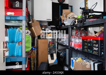 Salle de stockage encombré avec trop de substance Banque D'Images