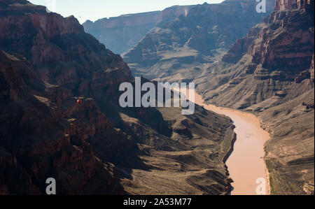 Hélicoptère au-dessus du Grand Canyon, Colorado, États-Unis Banque D'Images