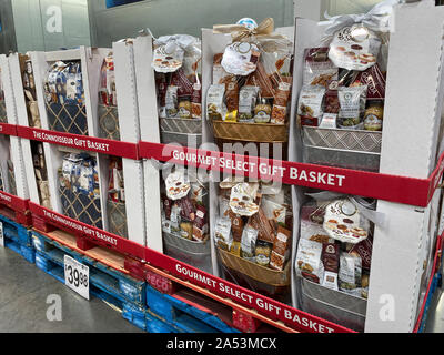 Orlando, FL/USA -10/15/19 : Le cadeau de Noël de l'allée un Sams Club Gros Détail magasin avec une variété de paniers-cadeaux de Noël nouveau prêt à être pur Banque D'Images