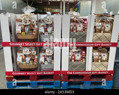 Orlando, FL/USA -10/15/19 : Le cadeau de Noël de l'allée un Sams Club Gros Détail magasin avec une variété de paniers-cadeaux de Noël nouveau prêt à être pur Banque D'Images