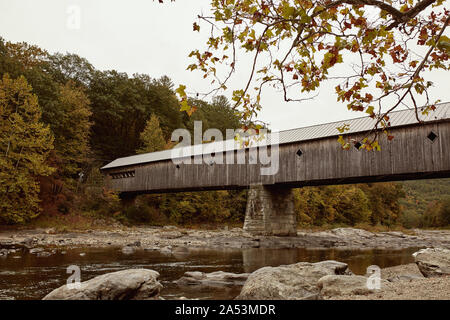 West Dummerston entouré par le pont couvert de feuillage d'Automne dans le New England ville de Dummerston, Vermont Banque D'Images