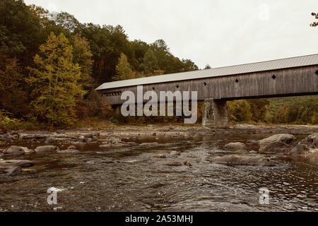 West Dummerston entouré par le pont couvert de feuillage d'Automne dans le New England ville de Dummerston, Vermont Banque D'Images