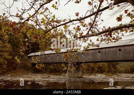 West Dummerston entouré par le pont couvert de feuillage d'Automne dans le New England ville de Dummerston, Vermont Banque D'Images