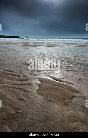 Dramatique nuages orageux sombres sur la plage de Fistral à Newquay en Cornouailles. Banque D'Images