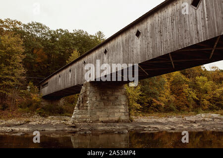 West Dummerston entouré par le pont couvert de feuillage d'Automne dans le New England ville de Dummerston, Vermont Banque D'Images