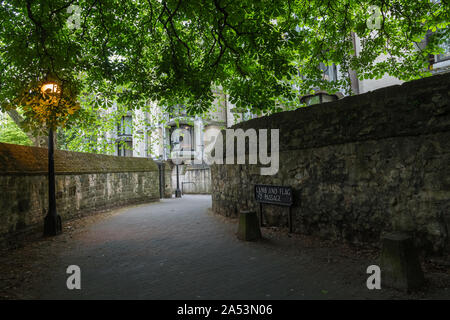 Drapeau de l'agneau et le passage (Oxford, Oxfordshire/Angleterre). Belle et mystérieuse street dans la ville de clochers rêveurs. Des murs en pierre et belle lumière. Banque D'Images