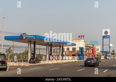 Chachoengsao, Thaïlande - Mars 17, 2019 : large vue sur bleu et blanc PTT gas station le long de la route avec des voitures sous fond de ciel bleu. Restaurant fast food KFC Banque D'Images