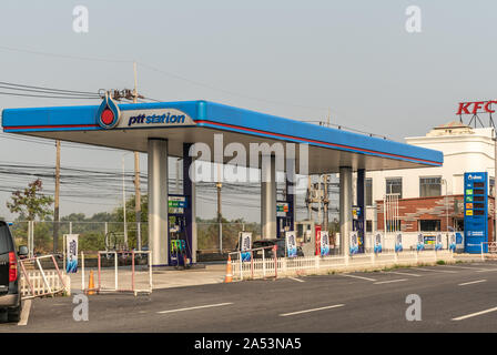 Chachoengsao, Thaïlande - Mars 17, 2019 : Bleu et blanc PTT gas station le long de la route dans le cadre de ciel bleu. Le fast-food KFC à proximité. Banque D'Images