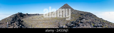 Grande vue panoramique sur le bord du cratère à ciel ouvert et le summum de l'stratovolcano Mt Pico sur l'île de Pico des Açores. Banque D'Images