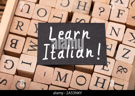 Apprendre l'Italien Tableau Message sur Lettre des blocs en bois Banque D'Images